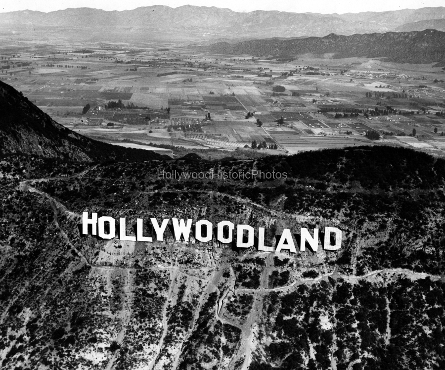 Hollywoodland Sign 1924 2 Burbank in the background wm.jpg